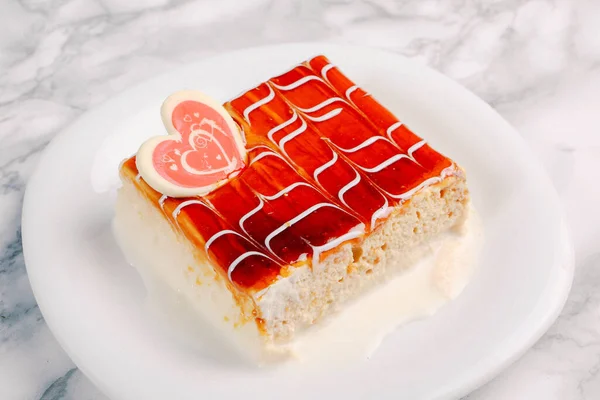 Plateau Avec Délicieux Gâteau Sur Table — Photo