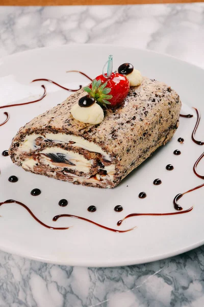 Masada lezzetli bir pasta var.