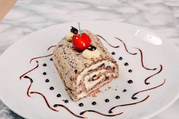 Masada lezzetli bir pasta var.