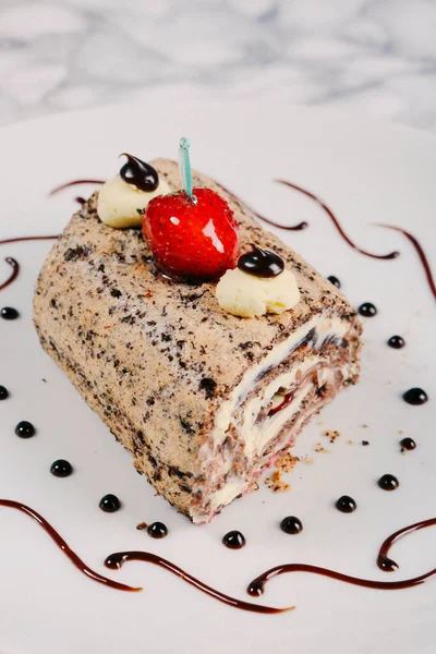 Masada lezzetli bir pasta var.