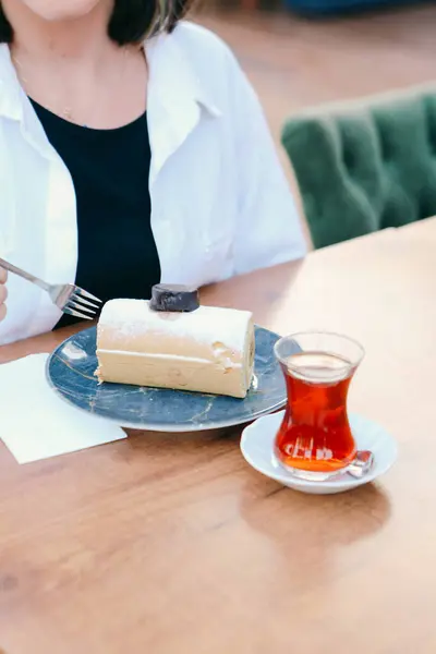 Brädan Med Läcker Tårta Bordet — Stockfoto