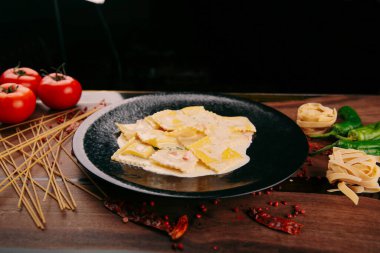 Lezzetli soslu lezzetli klasik İtalyan makarnası..