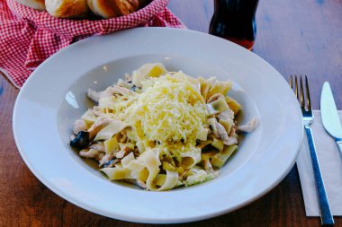 Lezzetli soslu lezzetli klasik İtalyan makarnası..