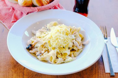 Lezzetli soslu lezzetli klasik İtalyan makarnası..