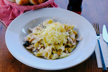 Lezzetli soslu lezzetli klasik İtalyan makarnası..