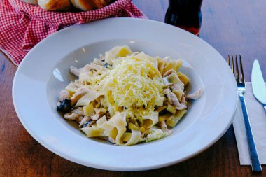 Lezzetli soslu lezzetli klasik İtalyan makarnası..