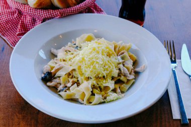 Lezzetli soslu lezzetli klasik İtalyan makarnası..