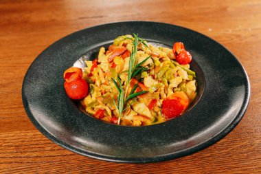 Lezzetli soslu lezzetli klasik İtalyan makarnası..