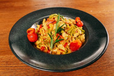 Lezzetli soslu lezzetli klasik İtalyan makarnası..