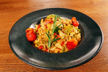 Lezzetli soslu lezzetli klasik İtalyan makarnası..