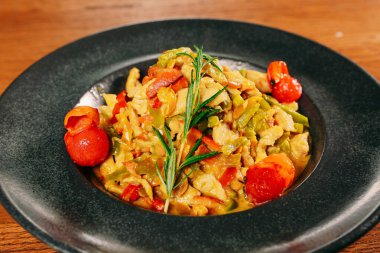 Lezzetli soslu lezzetli klasik İtalyan makarnası..