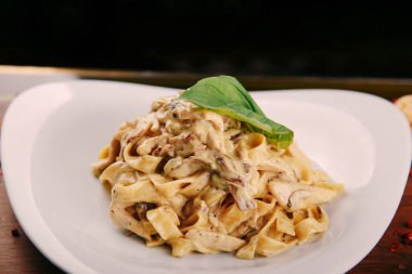 Lezzetli soslu lezzetli klasik İtalyan makarnası..