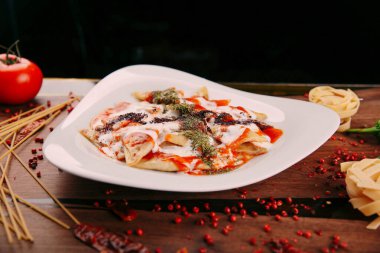 Lezzetli soslu lezzetli klasik İtalyan makarnası..