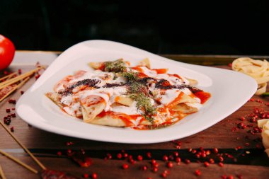 Lezzetli soslu lezzetli klasik İtalyan makarnası..