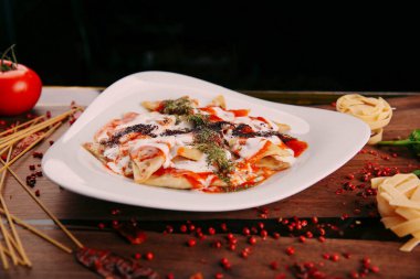 Lezzetli soslu lezzetli klasik İtalyan makarnası..