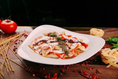 Lezzetli soslu lezzetli klasik İtalyan makarnası..