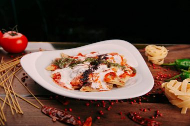 Lezzetli soslu lezzetli klasik İtalyan makarnası..