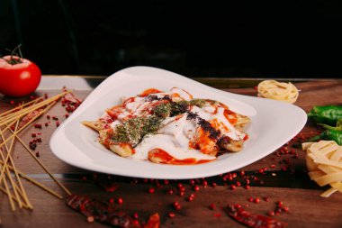 Lezzetli soslu lezzetli klasik İtalyan makarnası..