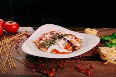 Lezzetli soslu lezzetli klasik İtalyan makarnası..