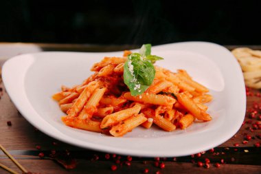 Lezzetli soslu lezzetli klasik İtalyan makarnası..