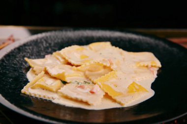 Lezzetli soslu lezzetli klasik İtalyan makarnası..