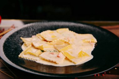 Lezzetli soslu lezzetli klasik İtalyan makarnası..