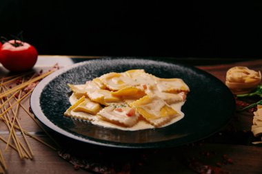 Lezzetli soslu lezzetli klasik İtalyan makarnası..