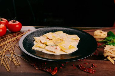 Lezzetli soslu lezzetli klasik İtalyan makarnası..