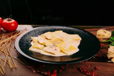 Lezzetli soslu lezzetli klasik İtalyan makarnası..