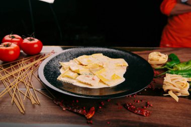 Lezzetli soslu lezzetli klasik İtalyan makarnası..