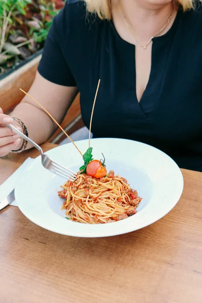 Chutné Chutné Klasické Italské Těstoviny Lahodnou Omáčkou — Stock fotografie