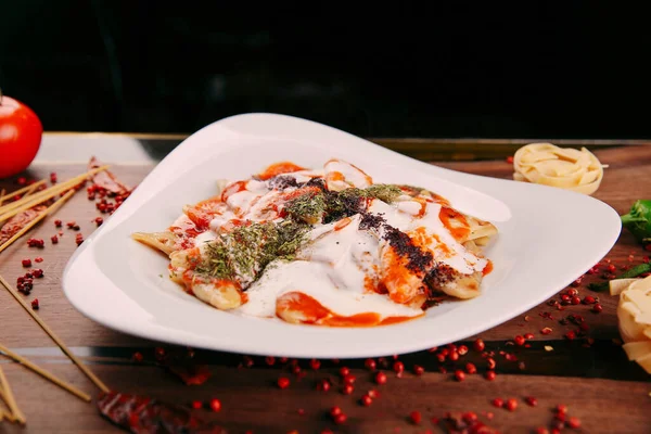 Lezzetli soslu lezzetli klasik İtalyan makarnası..