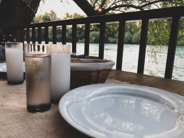 Özel Alkollü İçkili Rakılı Türk ve Yunan Geleneksel Yemek Masası. Uzo ve Türk Rakısı, Türkiye, Yunanistan, Kıbrıs ve Lübnan'da yaygın olarak tüketilen kuru anason aromalı bir aperatiftir.