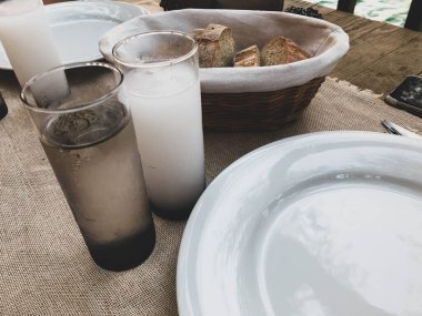 Özel Alkollü İçkili Rakılı Türk ve Yunan Geleneksel Yemek Masası. Uzo ve Türk Rakısı, Türkiye, Yunanistan, Kıbrıs ve Lübnan'da yaygın olarak tüketilen kuru anason aromalı bir aperatiftir.