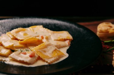 Lezzetli soslu lezzetli klasik İtalyan makarnası..