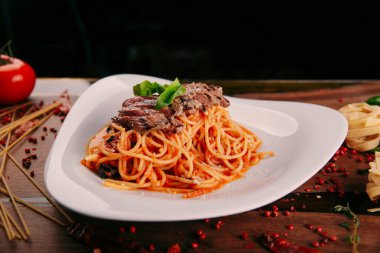 Lezzetli soslu lezzetli klasik İtalyan makarnası..