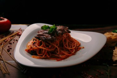 Lezzetli soslu lezzetli klasik İtalyan makarnası..