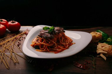 Lezzetli soslu lezzetli klasik İtalyan makarnası..