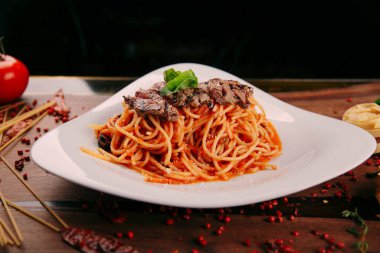 Lezzetli soslu lezzetli klasik İtalyan makarnası..