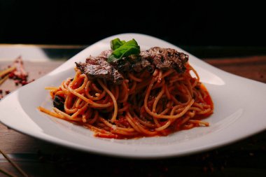 Lezzetli soslu lezzetli klasik İtalyan makarnası..