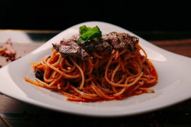 Lezzetli soslu lezzetli klasik İtalyan makarnası..