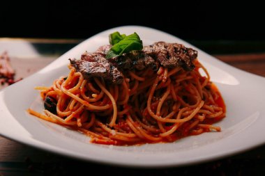 Lezzetli soslu lezzetli klasik İtalyan makarnası..