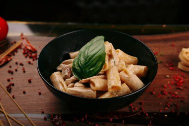 Lezzetli soslu lezzetli klasik İtalyan makarnası..