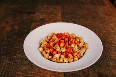 Lezzetli soslu lezzetli klasik İtalyan makarnası..