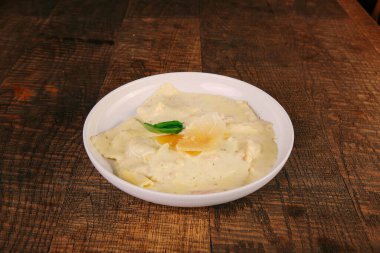 Lezzetli soslu lezzetli klasik İtalyan makarnası..