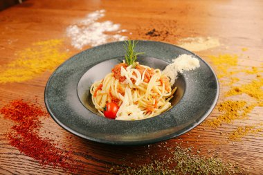 Lezzetli soslu lezzetli klasik İtalyan makarnası..