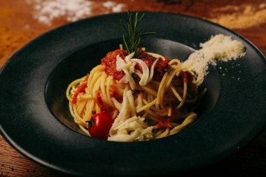 Lezzetli soslu lezzetli klasik İtalyan makarnası..