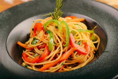 Lezzetli soslu lezzetli klasik İtalyan makarnası..