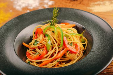 Lezzetli soslu lezzetli klasik İtalyan makarnası..