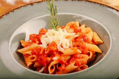 Lezzetli soslu lezzetli klasik İtalyan makarnası..